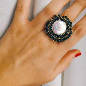 Anello vistoso con perla barocca piatta e cristalli neri