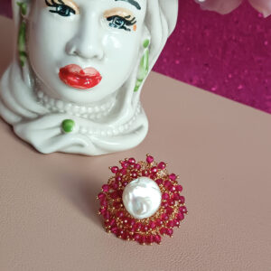 Anello con perla barocca piatta e cristalli fucsia