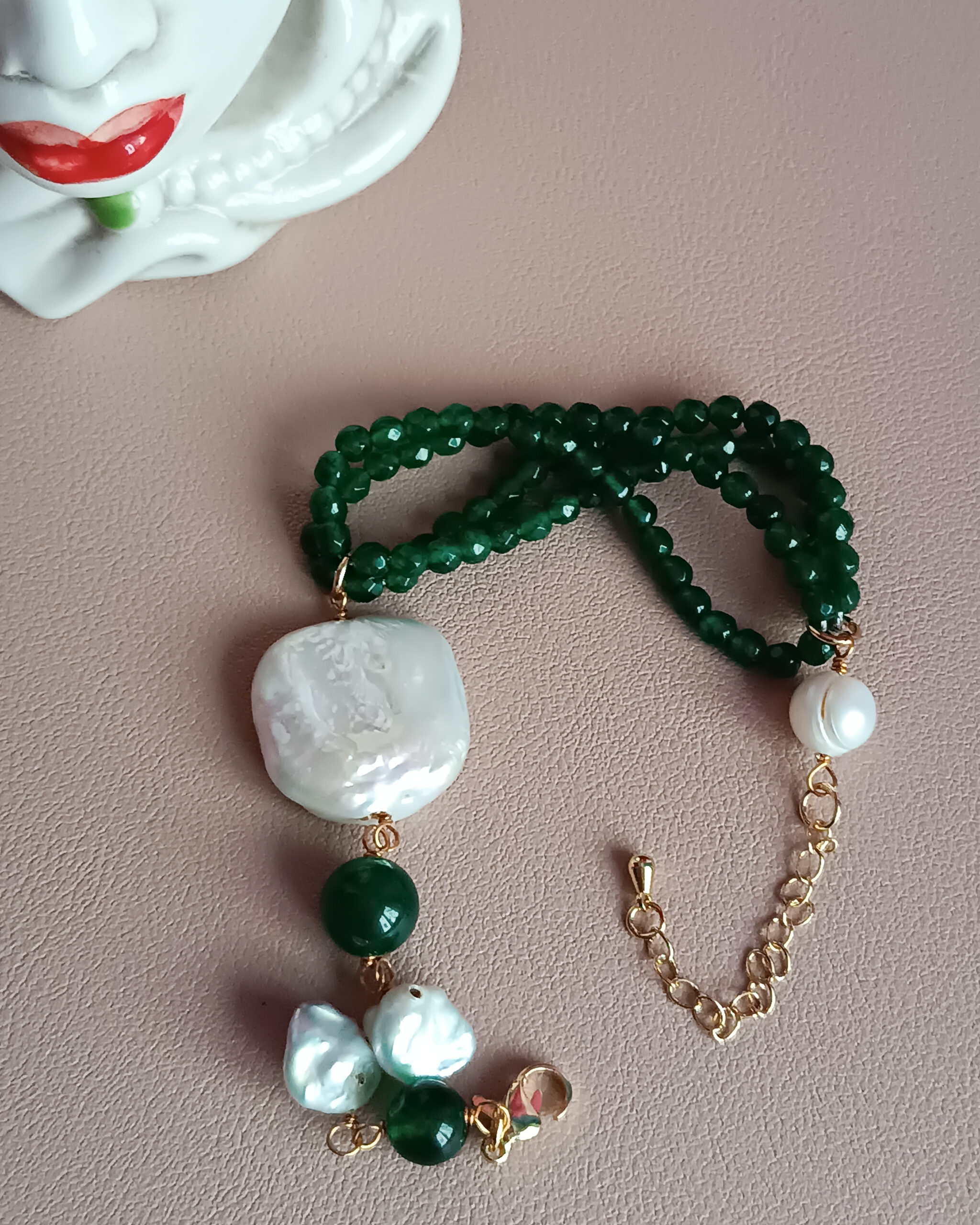 bracciale multifilo con pietre verdi e perle barocche bracciale multifilo con pietre verdi e perle barocche