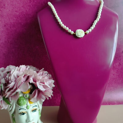collana di perle con rosa bianca