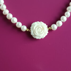 collana di perle con rosa bianca