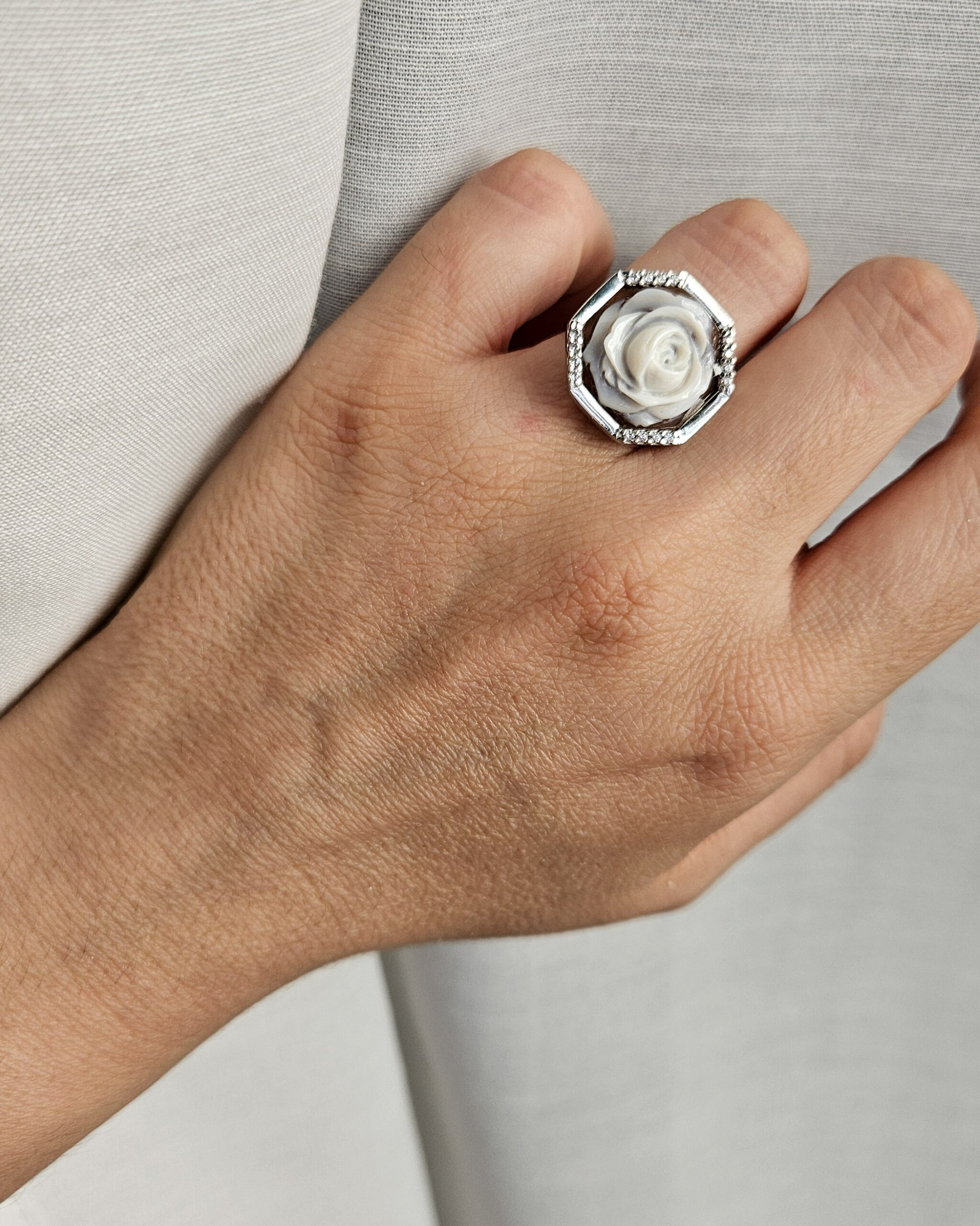 Anello chevalier con cammeo floreale scolpito dalla conchiglia sardonica Anello chevalier con cammeo floreale scolpito dalla conchiglia sardonica