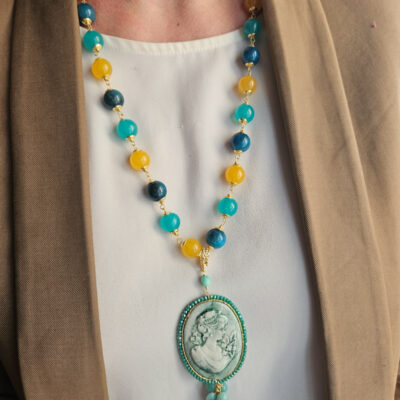 Collana a catena con giada apatite e cammeo in ceramica di caltagirone