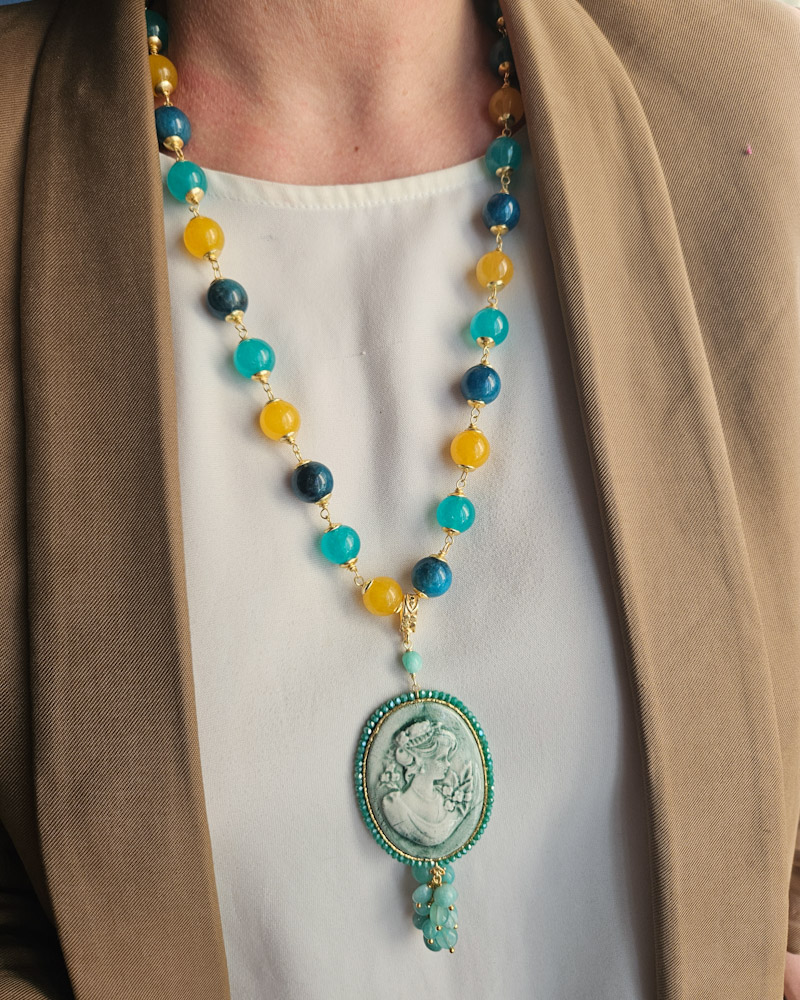 Collana a catena con giada apatite e cammeo in ceramica di caltagirone Collana a catena con giada apatite e cammeo in ceramica di caltagirone