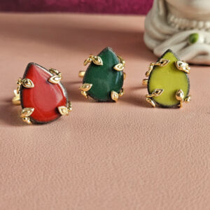 anello a goccia con pietra lavica e ceramica colorata