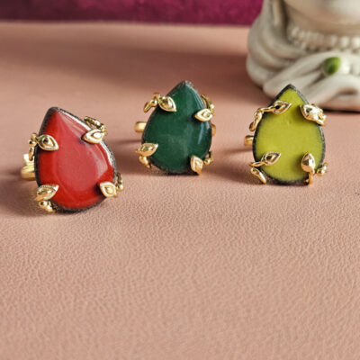 anello a goccia con pietra lavica e ceramica colorata