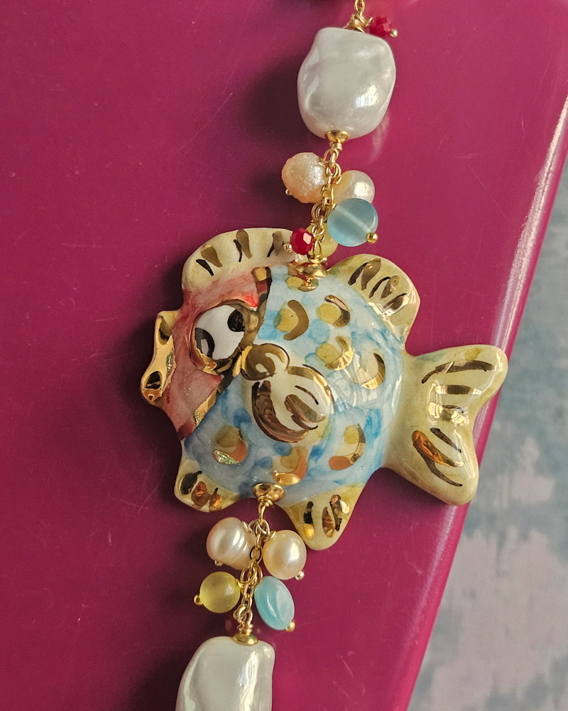 collana cristalli azzurri con pesce in ceramica di caltagirone