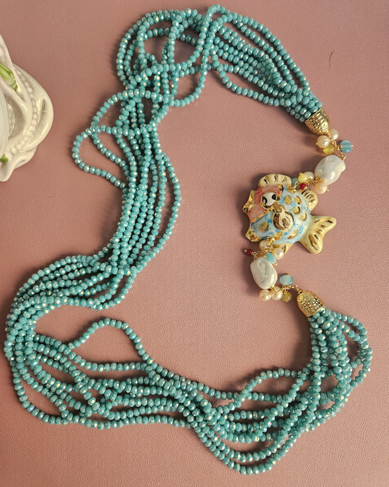 collana cristalli azzurri con pesce in ceramica di caltagirone
