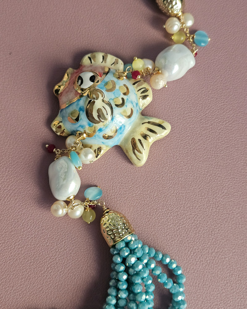 collana cristalli azzurri con pesce in ceramica di caltagirone