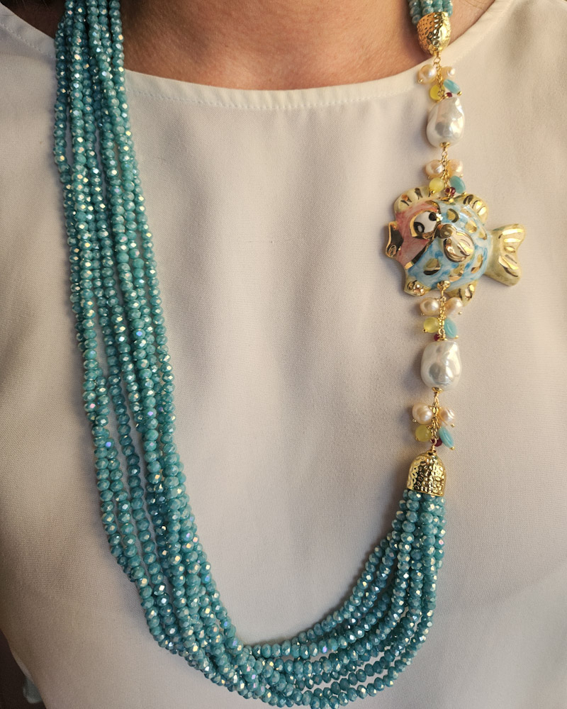 collana cristalli azzurri con pesce in ceramica di caltagirone