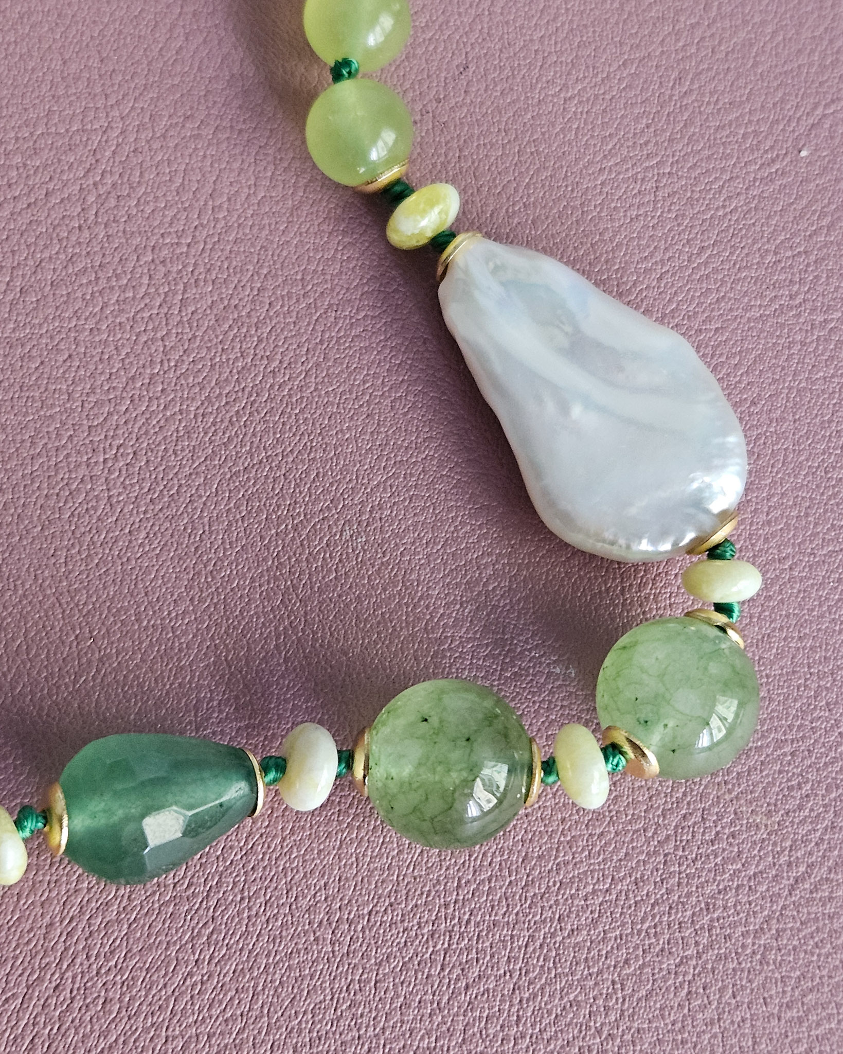 collana girocollo con giada verde perle piatte e stella marina in ceramica di caltagirone collana girocollo con giada verde perle piatte e stella marina in ceramica di caltagirone