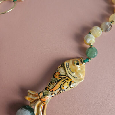 collana siciliana con agata fuco e pesce in ceramica di caltagirone