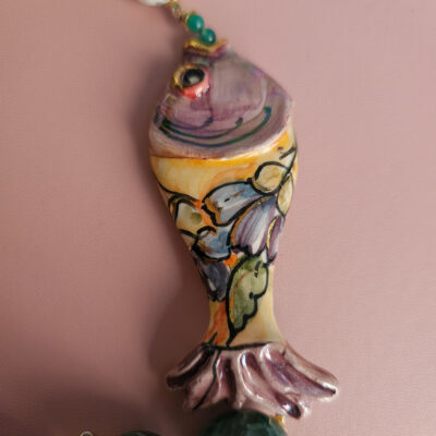 collana siciliana con pietre di agata fuoco e pesce in ceramica di caltagirone