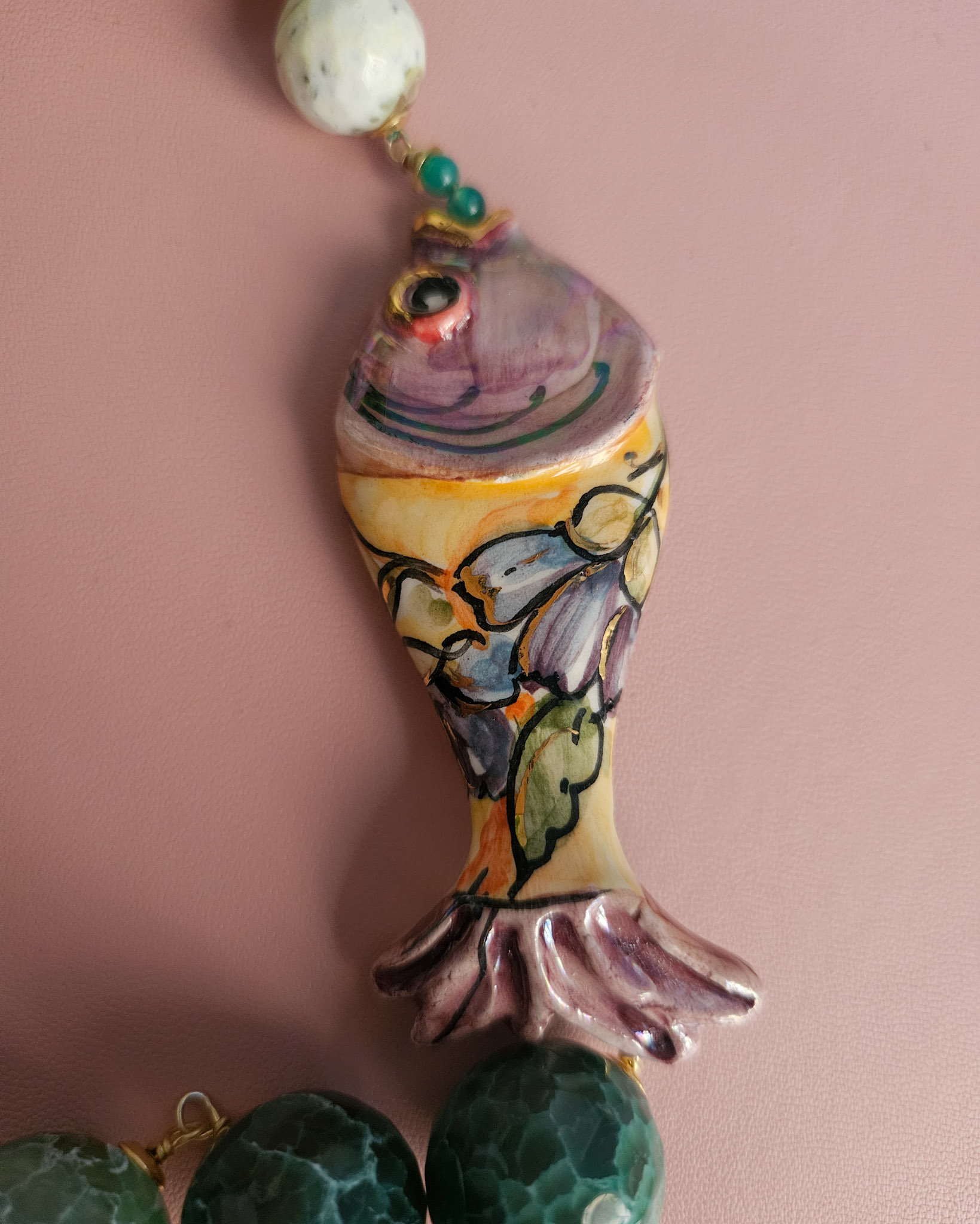 collana siciliana con pietre di agata fuoco e pesce in ceramica di caltagirone collana siciliana con pietre di agata fuoco e pesce in ceramica di caltagirone