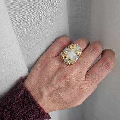 Anello ovale con agata naturale bianca