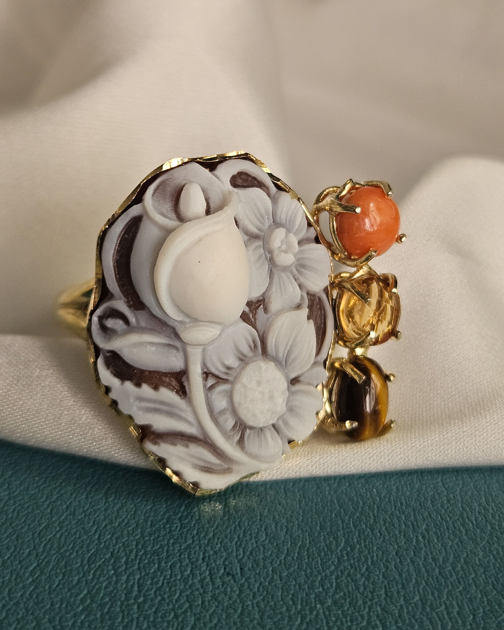 Anello Cammeo Fiore Scolpito dalla Conchiglia Sardonica con Occhio di Tigre, Citrine e Corallo 1