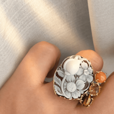 Anello Cammeo Fiore Scolpito dalla Conchiglia Sardonica con Occhio di Tigre, Citrine e Corallo