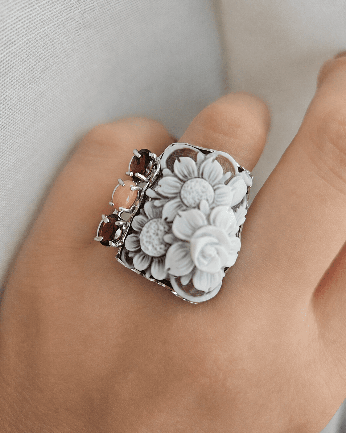 Anello Cammeo Floreale Scolpito dalla Conchiglia Sardonica con Granato e Corallo Rosa 1