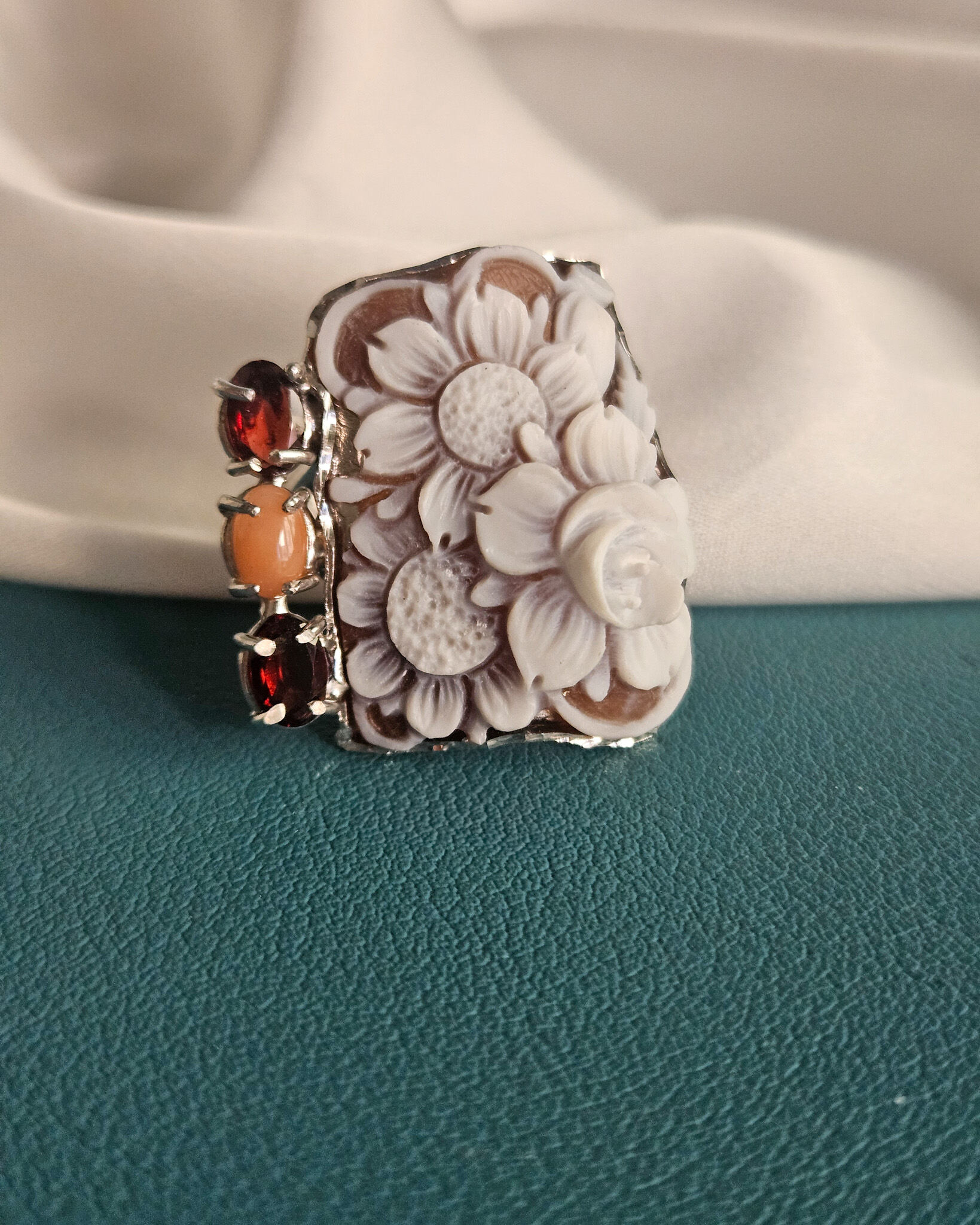 Anello Cammeo Floreale Scolpito dalla Conchiglia Sardonica con Granato e Corallo Rosa 2