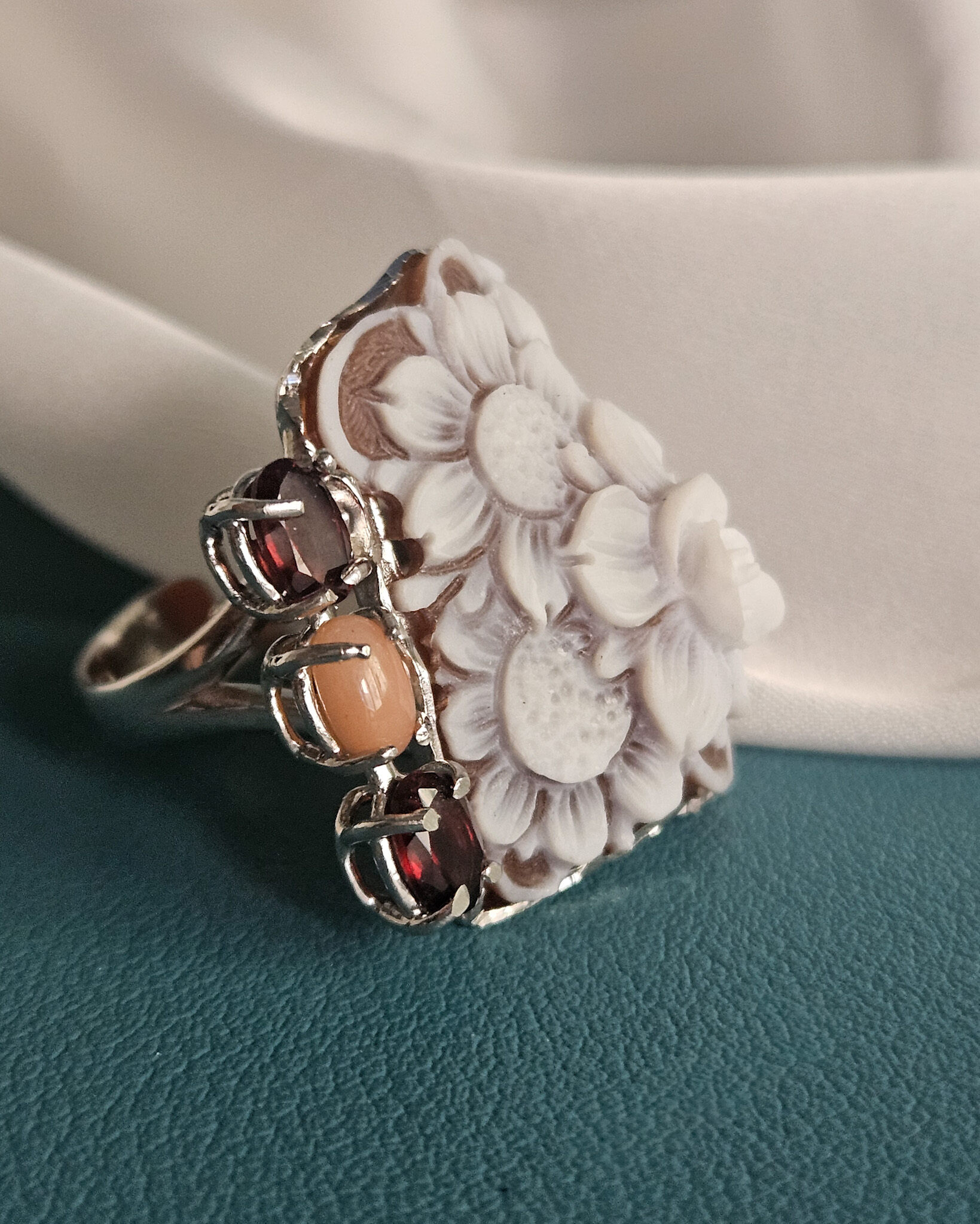 Anello Cammeo Floreale Scolpito dalla Conchiglia Sardonica con Granato e Corallo Rosa 3