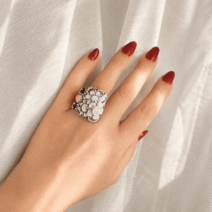 Anello Cammeo Floreale Scolpito dalla Conchiglia Sardonica con Granato e Corallo Rosa