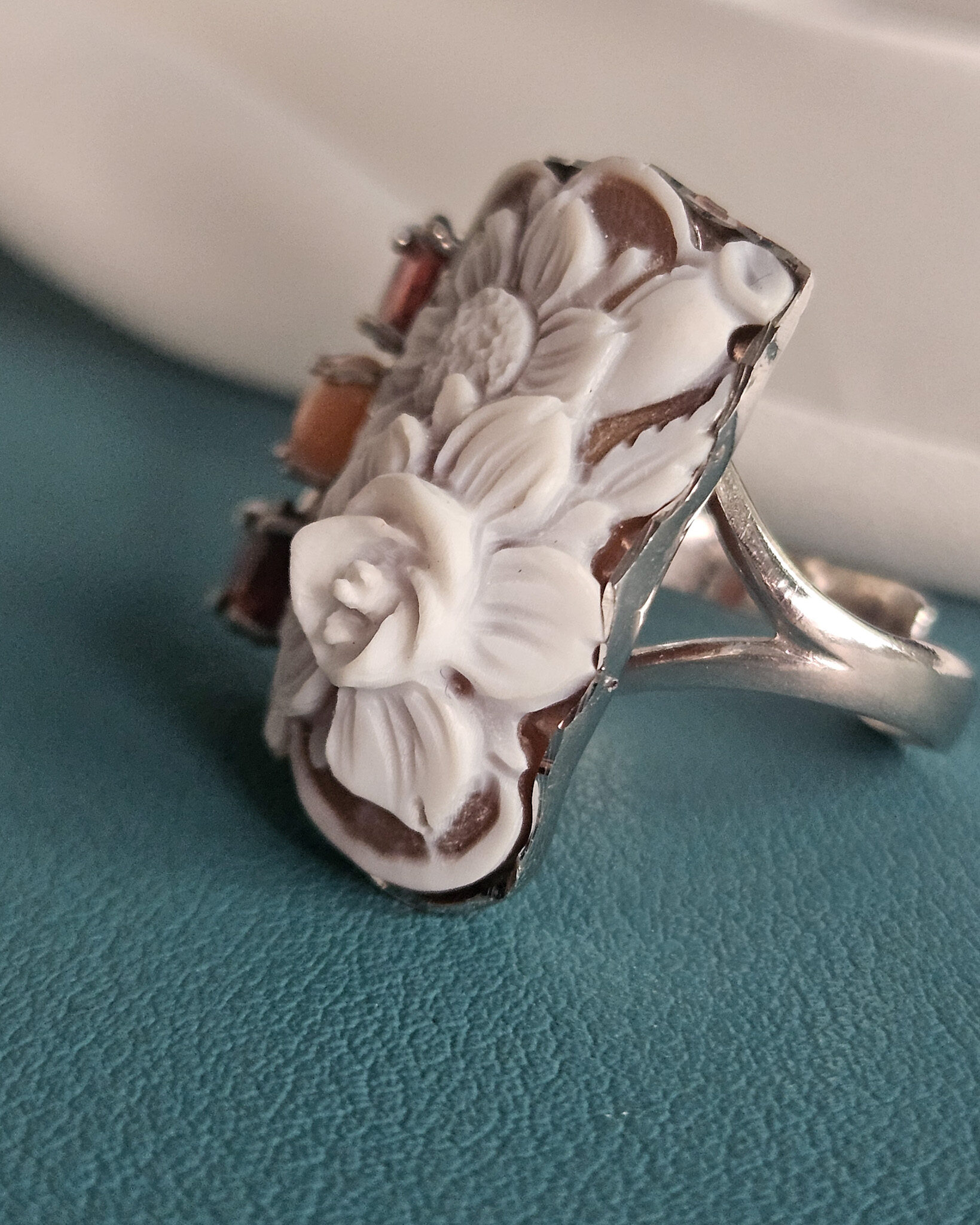 Anello Cammeo Floreale Scolpito dalla Conchiglia Sardonica con Granato e Corallo Rosa 4