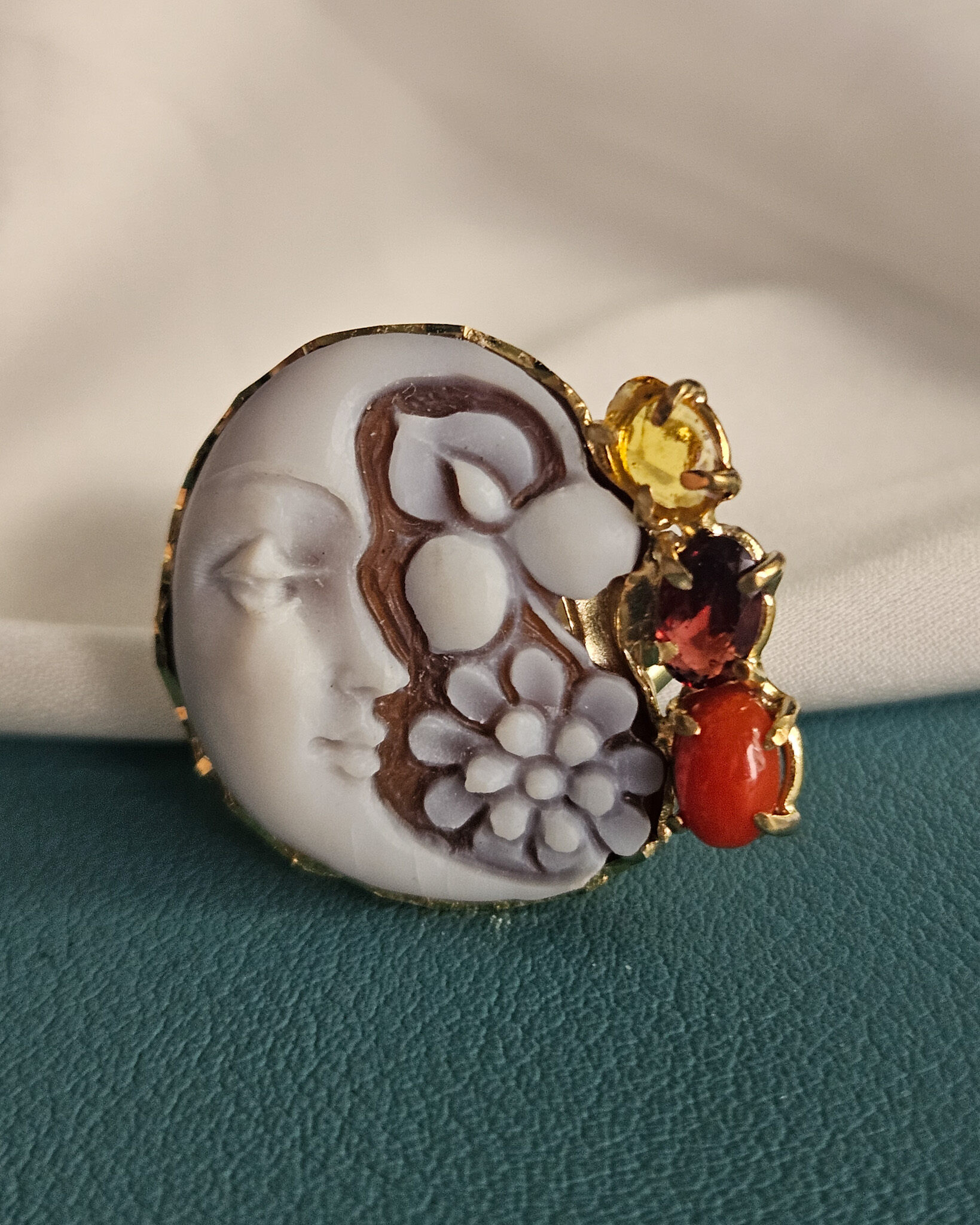 Anello Cammeo Luna Scolpito dalla Conchiglia Sardonica con Citrino, Granato e Corallo Rosso 1