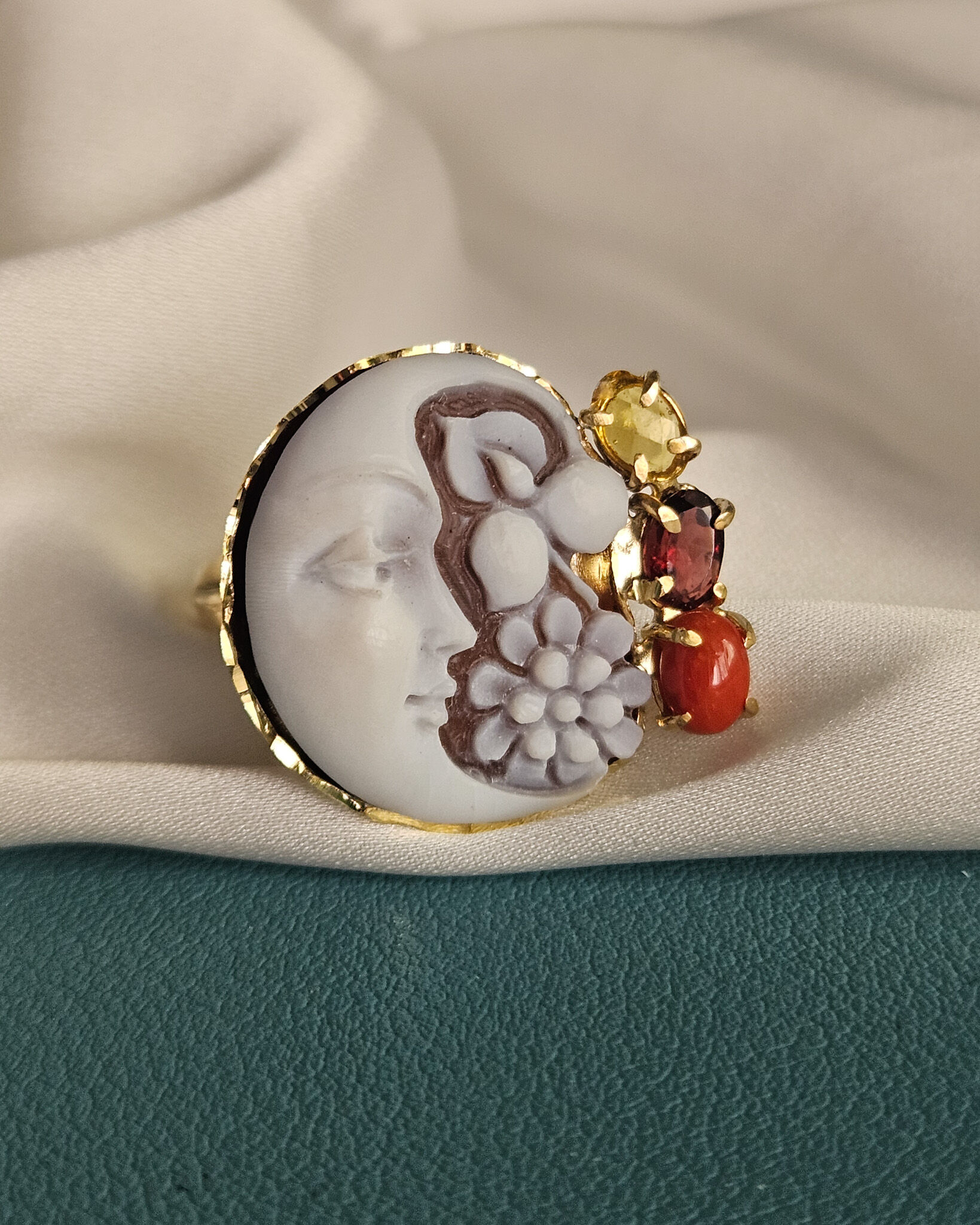 Anello Cammeo Luna Scolpito dalla Conchiglia Sardonica con Citrino, Granato e Corallo Rosso 2