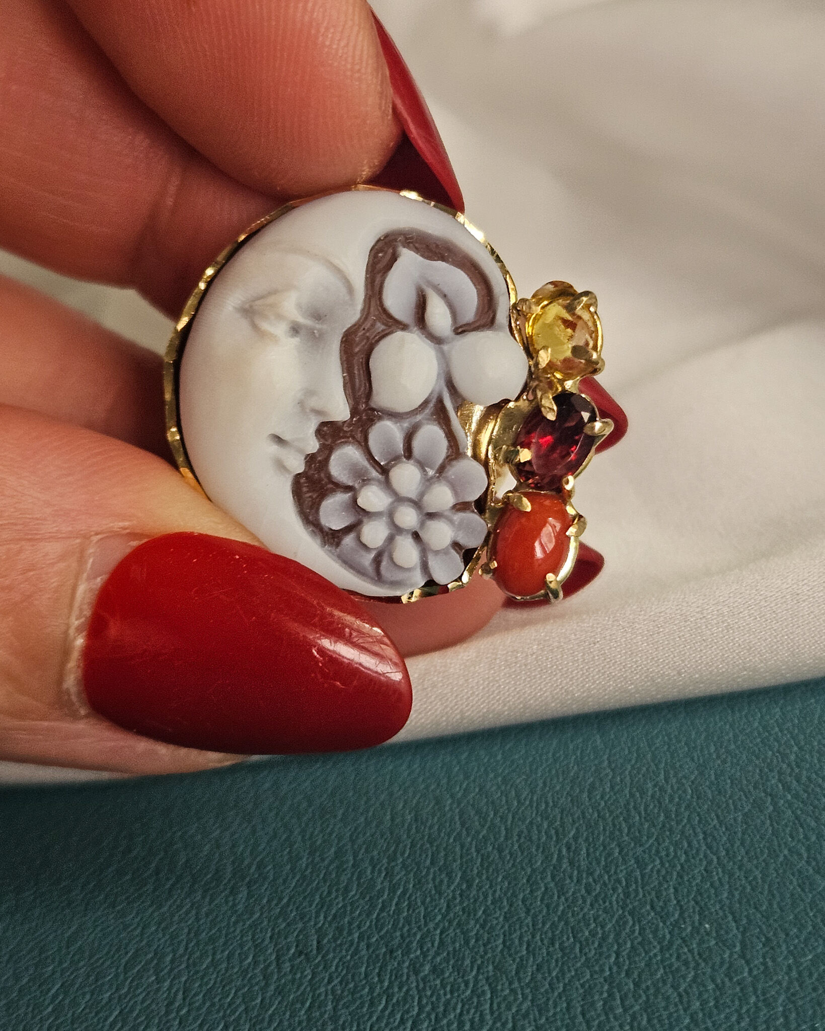 Anello Cammeo Luna Scolpito dalla Conchiglia Sardonica con Citrino, Granato e Corallo Rosso 3