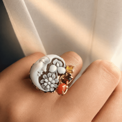 Anello Cammeo Luna Scolpito dalla Conchiglia Sardonica con Citrino, Granato e Corallo Rosso