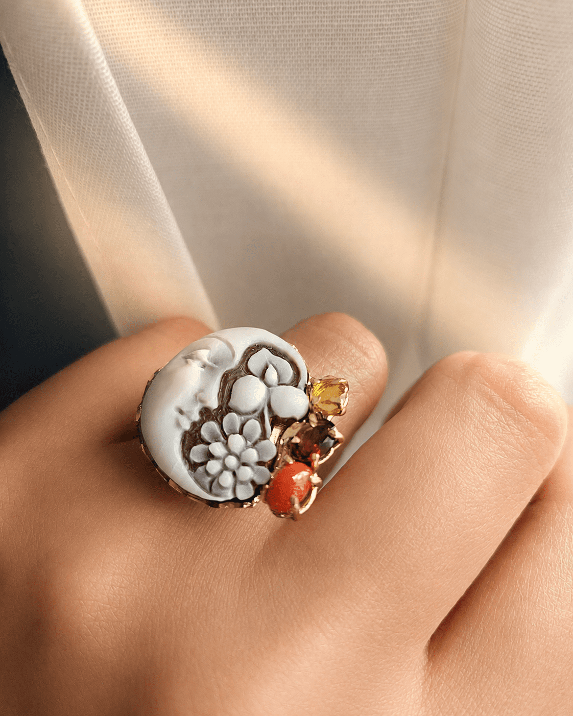 Anello Cammeo Luna Scolpito dalla Conchiglia Sardonica con Citrino, Granato e Corallo Rosso 4 Anello Cammeo Luna Scolpito dalla Conchiglia Sardonica con Citrino, Granato e Corallo Rosso