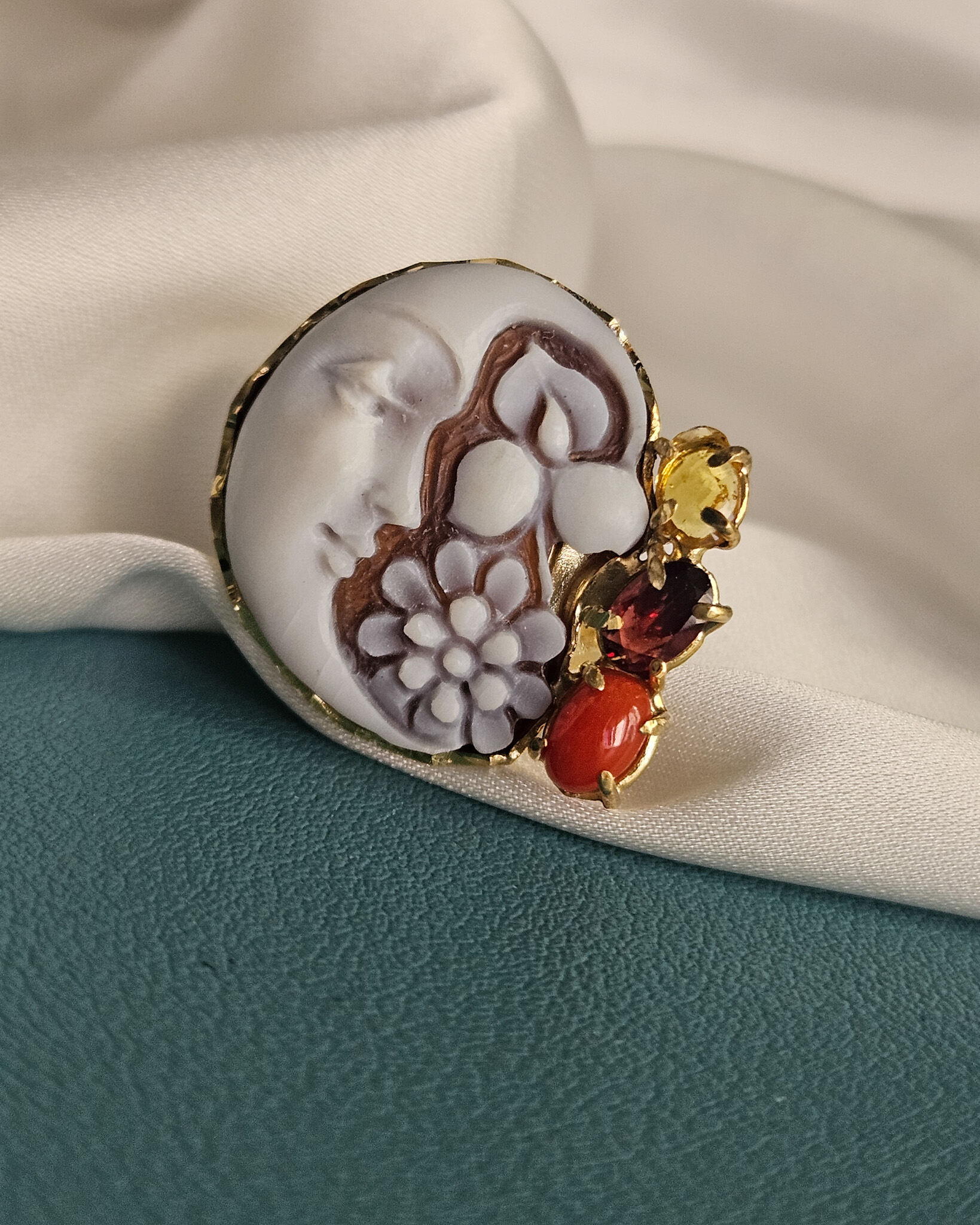 Anello Cammeo Luna Scolpito dalla Conchiglia Sardonica con Citrino, Granato e Corallo Rosso
