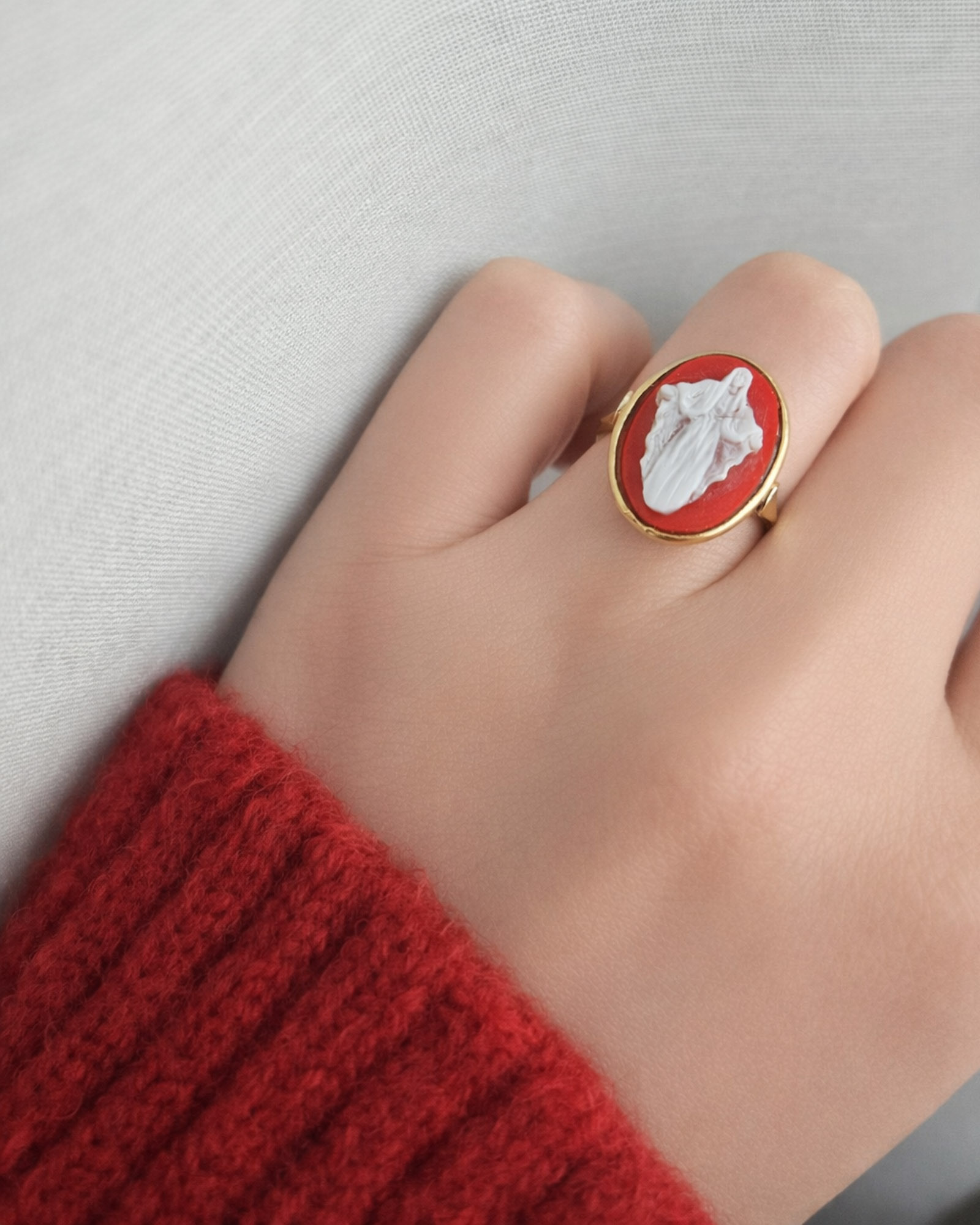 Anello Ovale in Argento 925 Placcato Oro con Cammeo Madonnina Scolpito dalla Conchiglia Sardonica Anello Ovale in Argento 925 Placcato Oro con Cammeo Madonnina Scolpito dalla Conchiglia Sardonica