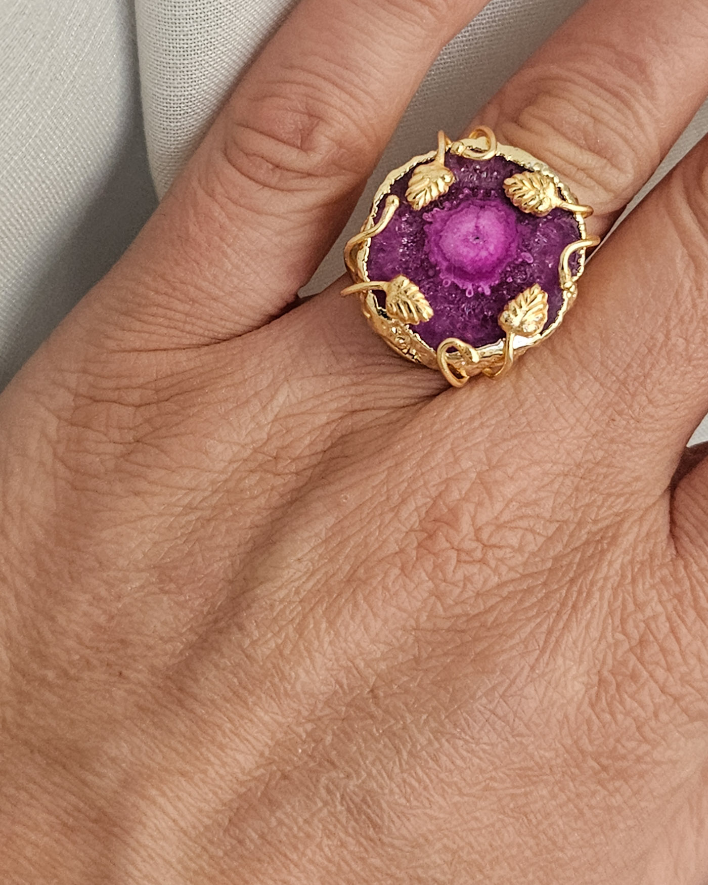 Anello Tondo con Agata Naturale fucsia1