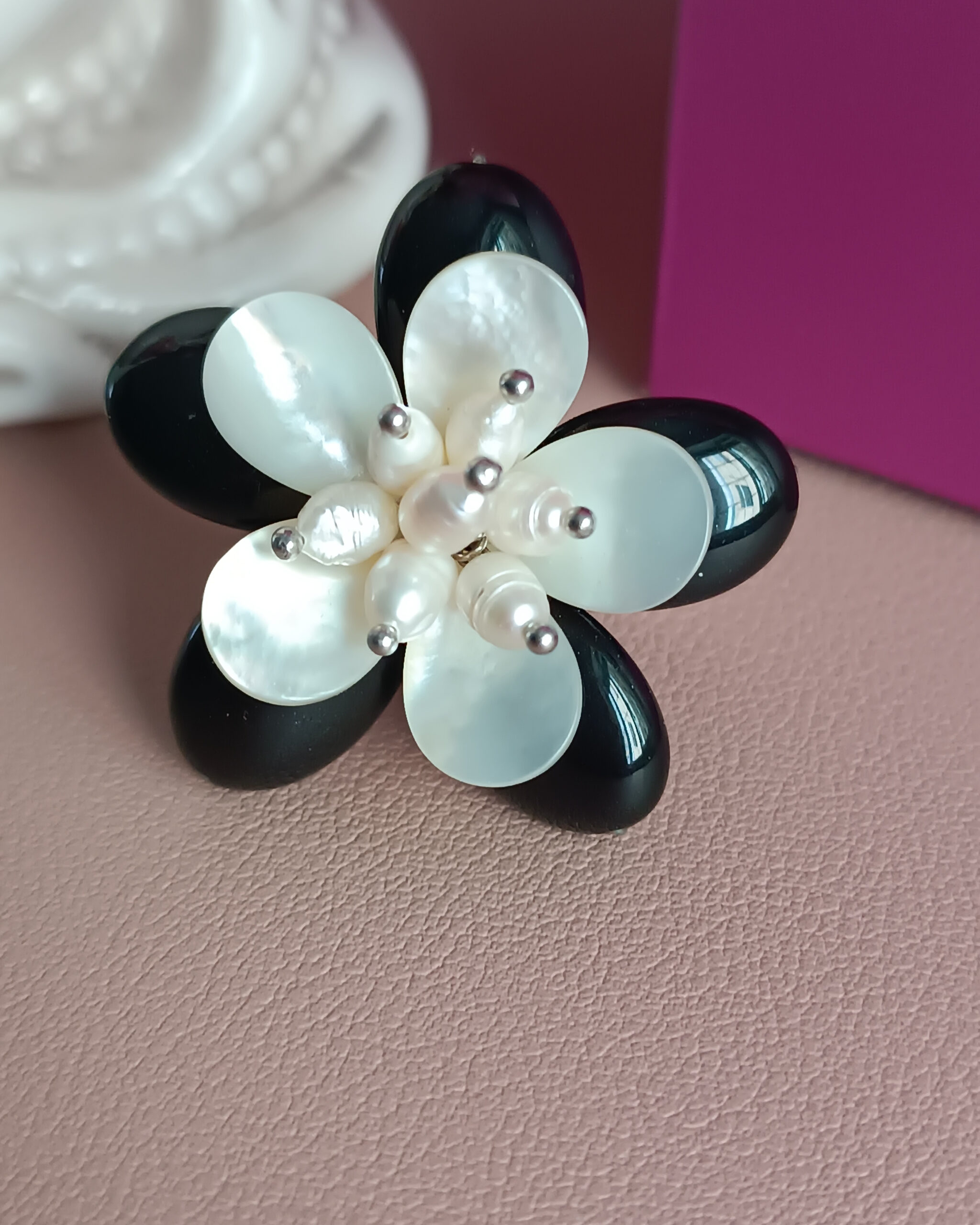 Anello a fiore con agata nera madreperla e perle di fiume 1