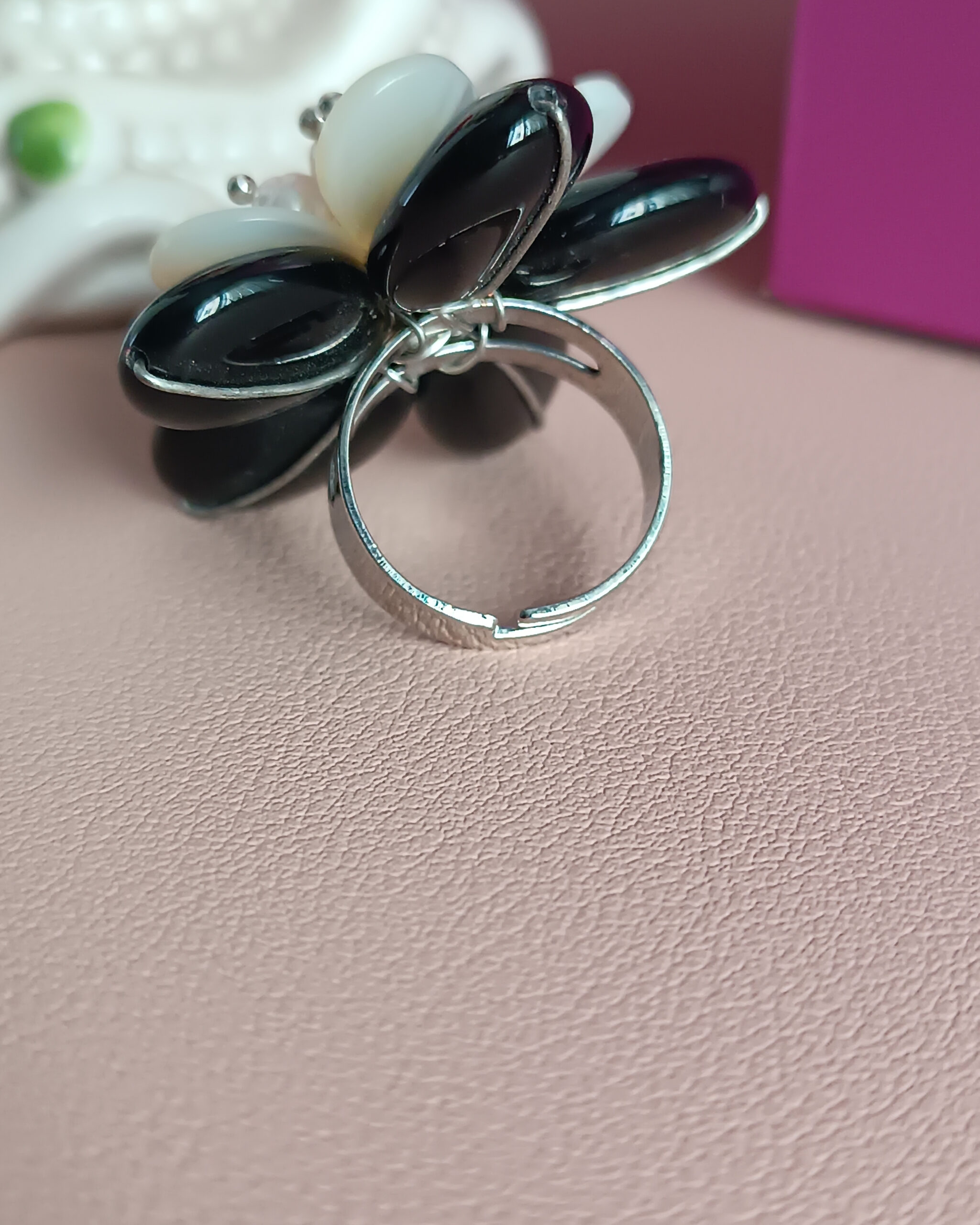 Anello a fiore con agata nera madreperla e perle di fiume 2