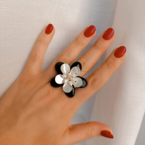 Anello a fiore con agata nera madreperla e perle di fiume 3
