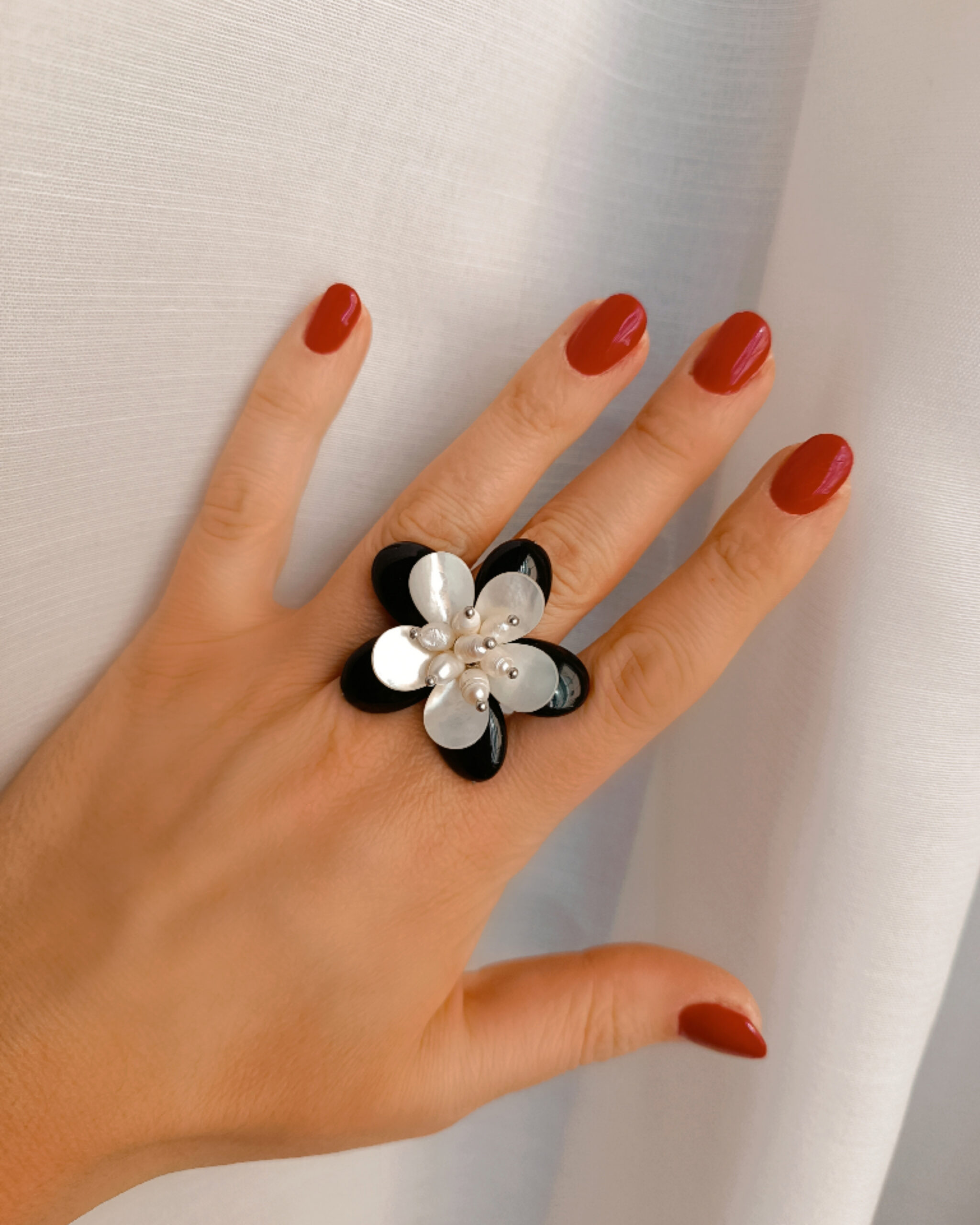 Anello a fiore con agata nera madreperla e perle di fiume 3 Anello a fiore con agata nera madreperla e perle di fiume 3