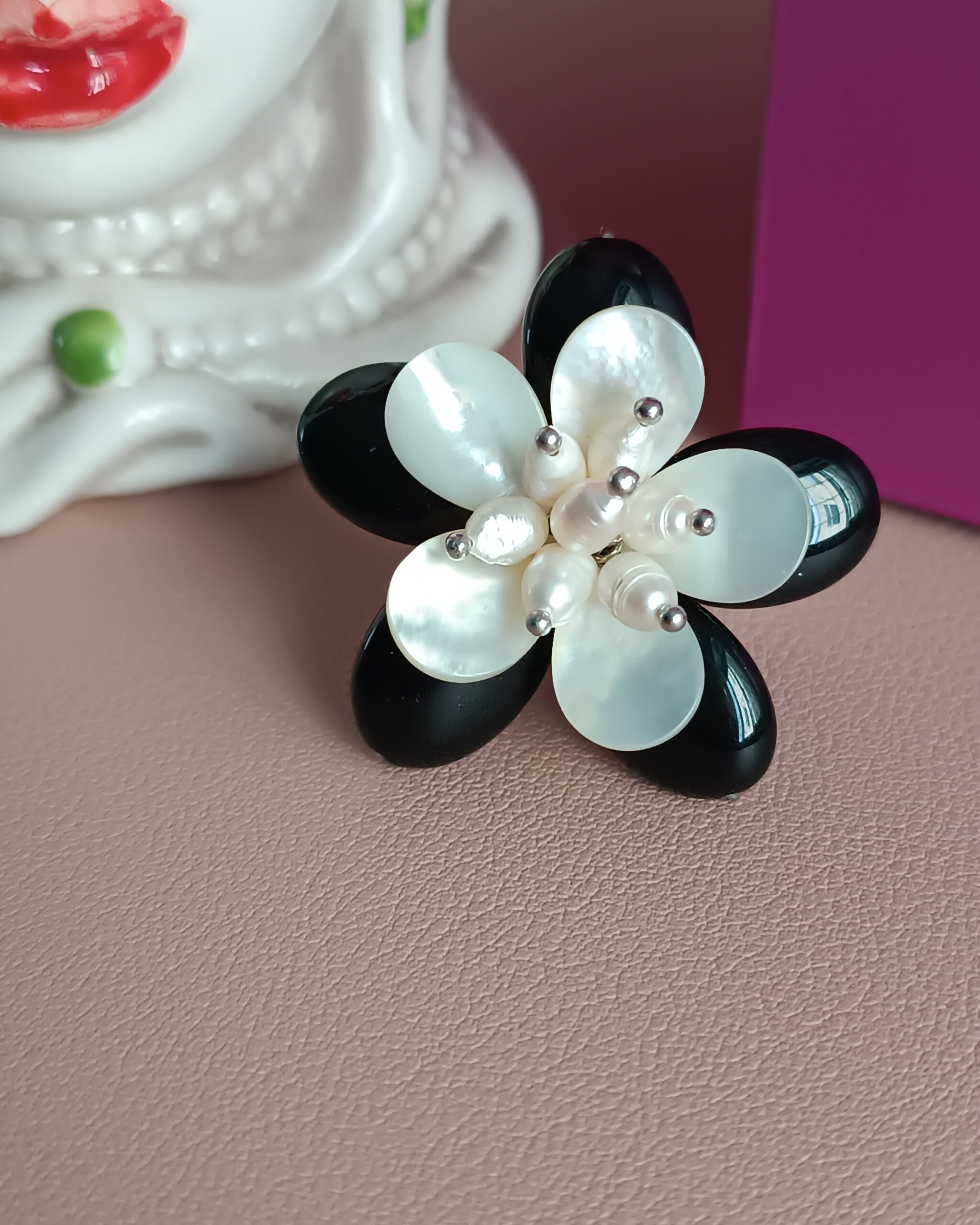 Anello a fiore con agata nera madreperla e perle di fiume