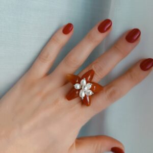 Anello a fiore con corniola e perle 2