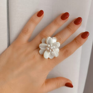 Anello a fiore in madreperla