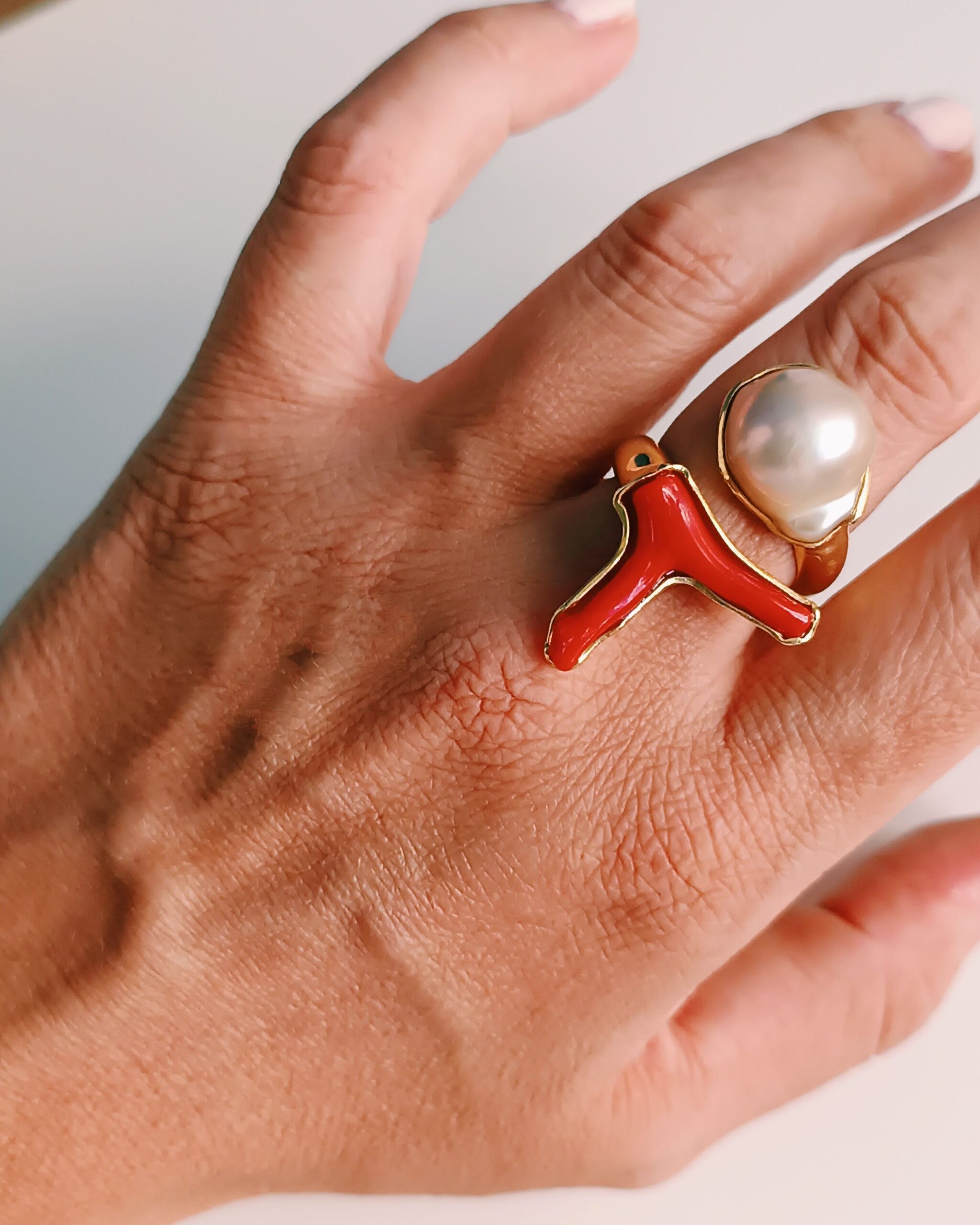 Anello artigianale in argento 925 con perla di fiume e ramo di corallo 2