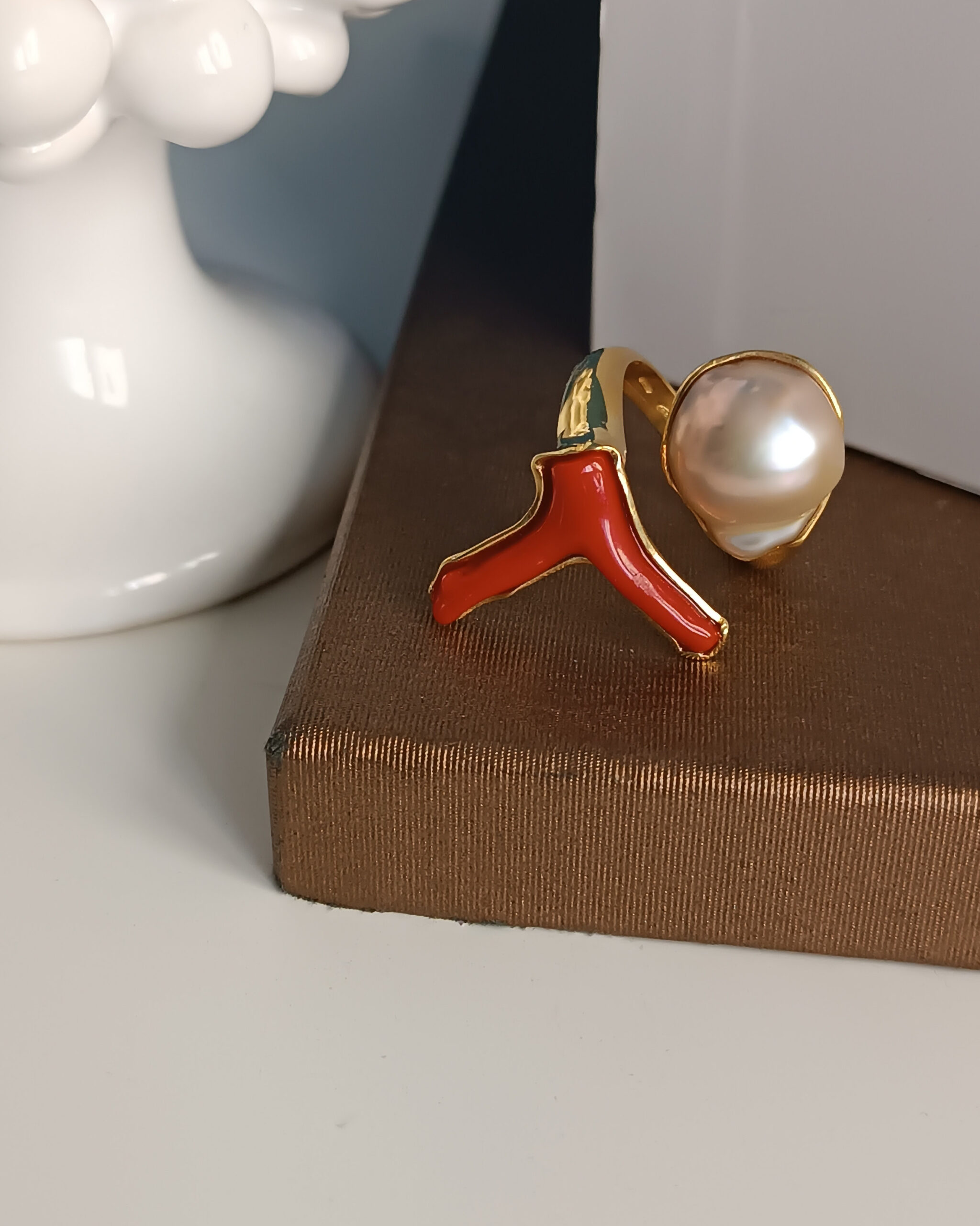 Anello artigianale in argento 925 con perla di fiume e ramo di corallo 7