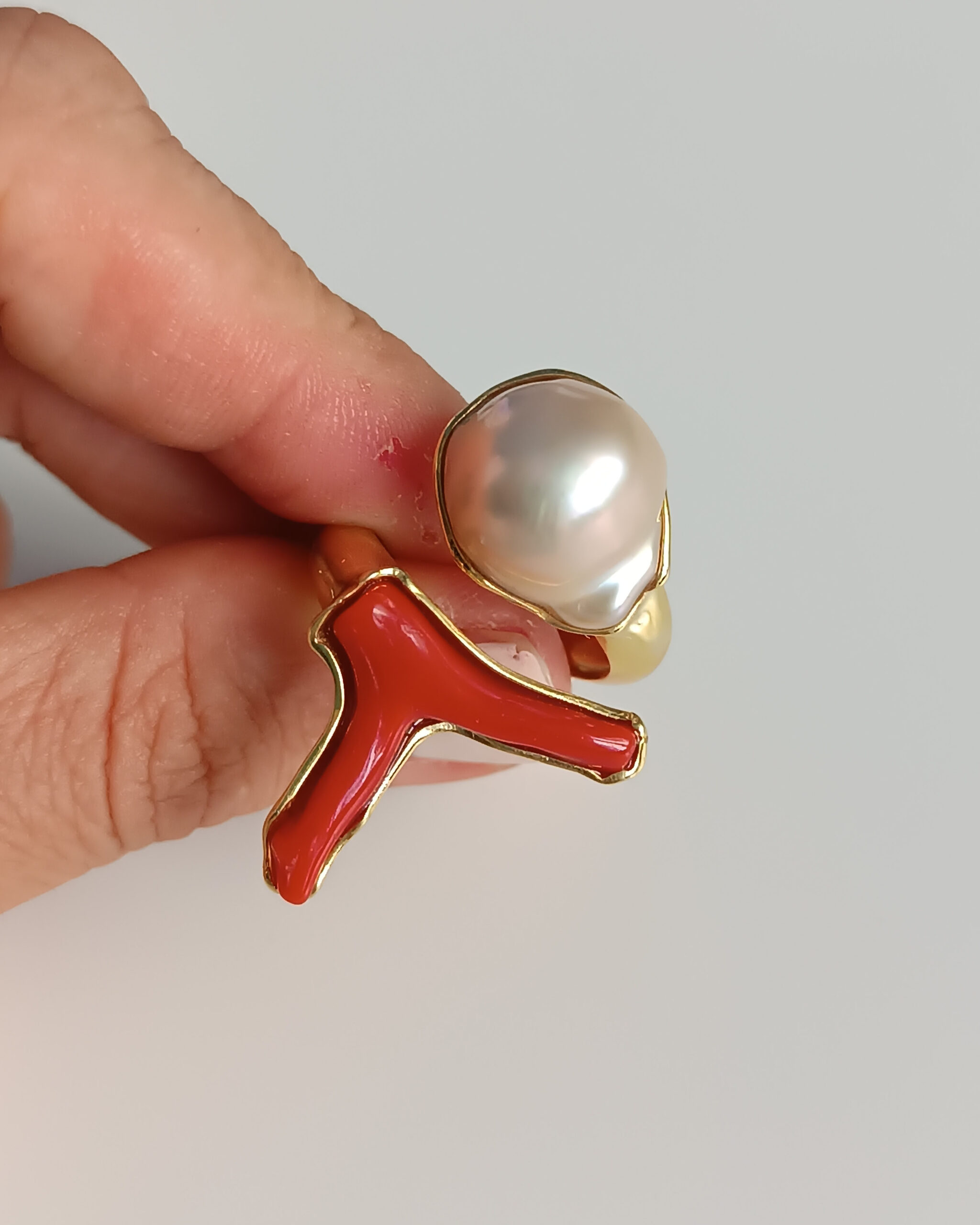 Anello artigianale in argento 925 con perla di fiume e ramo di corallo