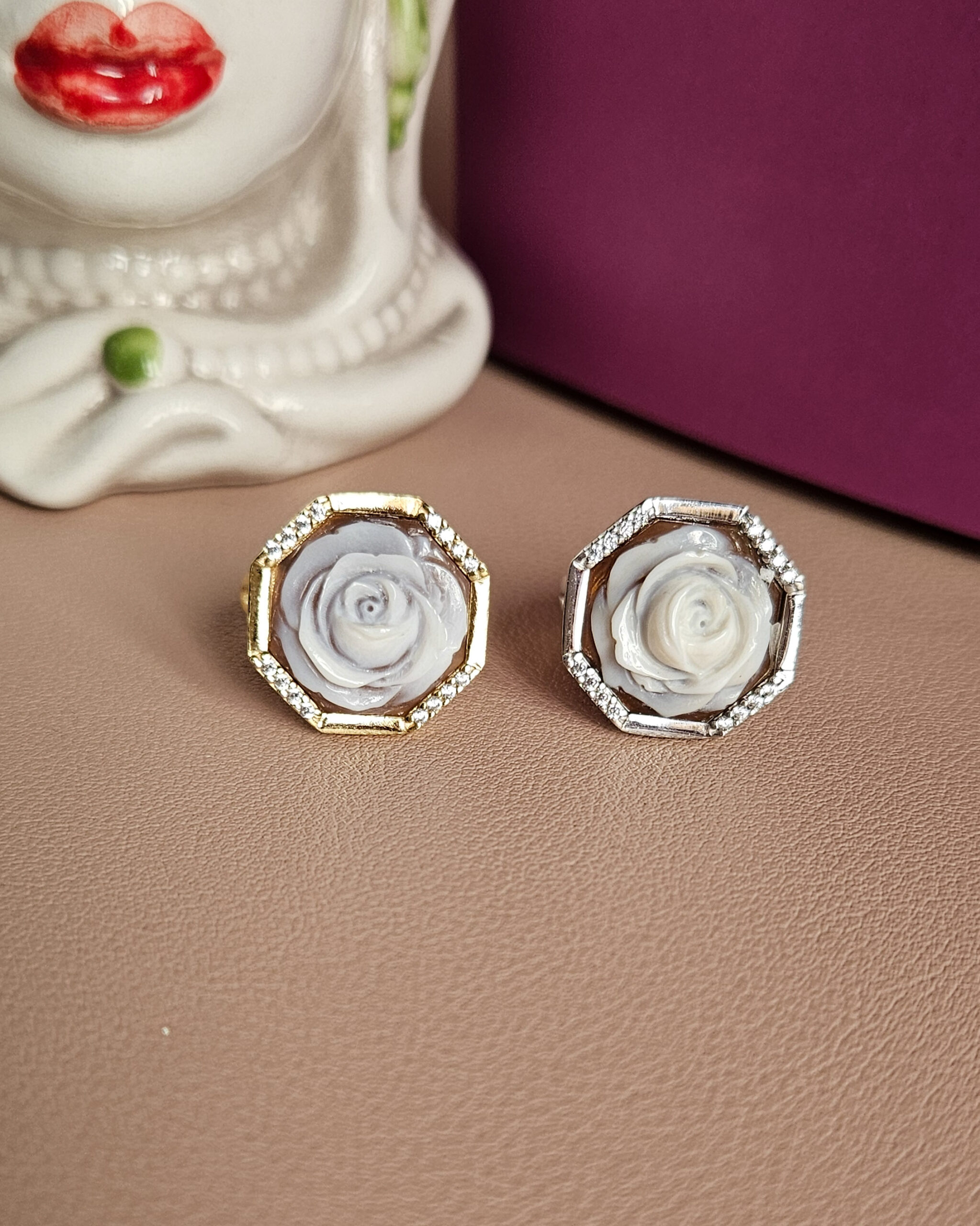 Anello chevalier con cammeo floreale scolpito dalla conchiglia sardonica