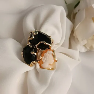 Anello con occhio di gatto nero e cammeo 1