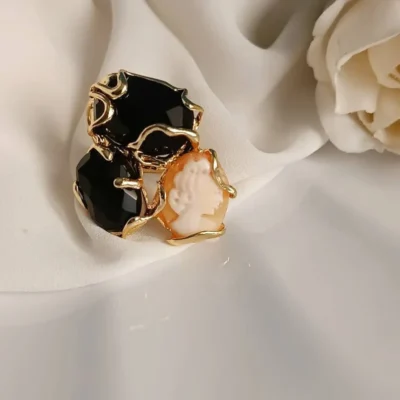Anello con occhio di gatto nero e cammeo
