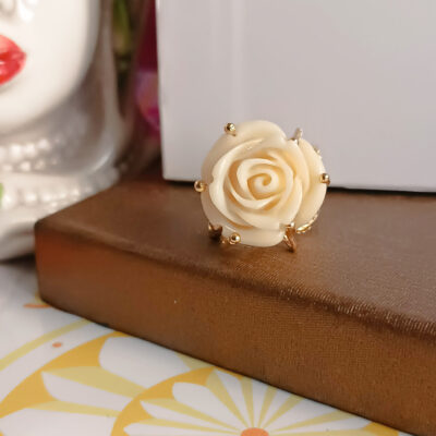 Anello con rosa bianca