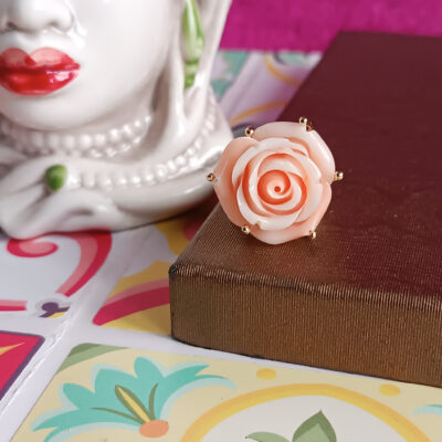 Anello con rosa corallo pelle d'angelo
