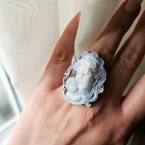 Anello in argento 925 con cammeo natività scolpito dalla conchiglia sardonica